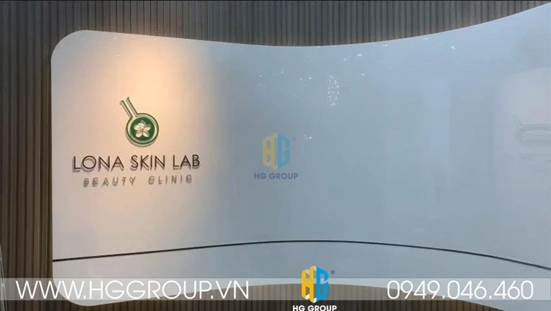 Làm Vách Backdrop Mica Gương Bóng Gắn Chữ Nổi Spa, Thẩm Mỹ Viện