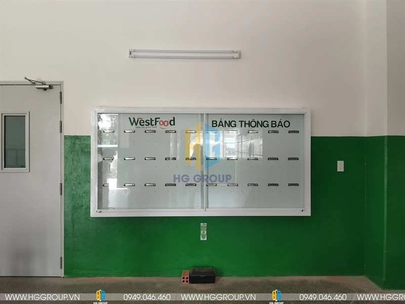 Thiết kế Thi công bảng thông tin truyền thông công ty bằng khung sắt ốp Alu
